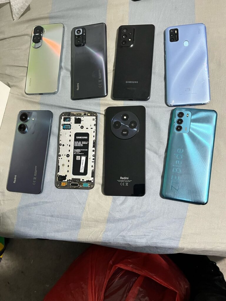 Varias marcas de teléfonos inteligentes dispuestos sobre una superficie, incluyendo modelos de Honor, Samsung, Redmi y ZTE.